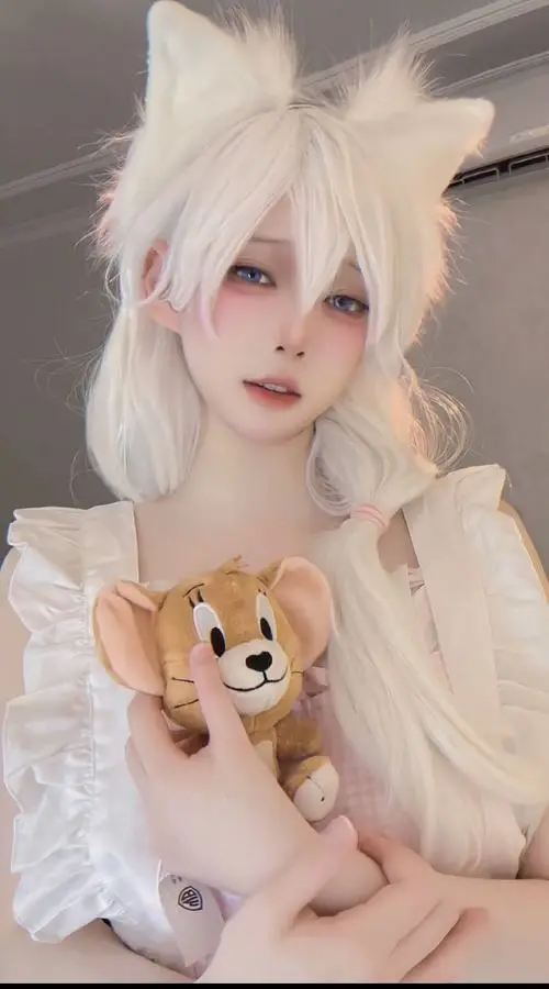 28 Ảnh cosplay anime nữ đẹp với tóc trắng tai cáo ôm gấu nhỏ mang cảm giác ngọt ngào và rất hợp phong cách cute