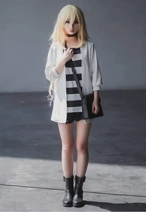 2 Bộ ảnh gái đẹp nhập vai anime nữ với áo khoác sọc trắng đen và đôi boots cao tạo cảm giác bí ẩn