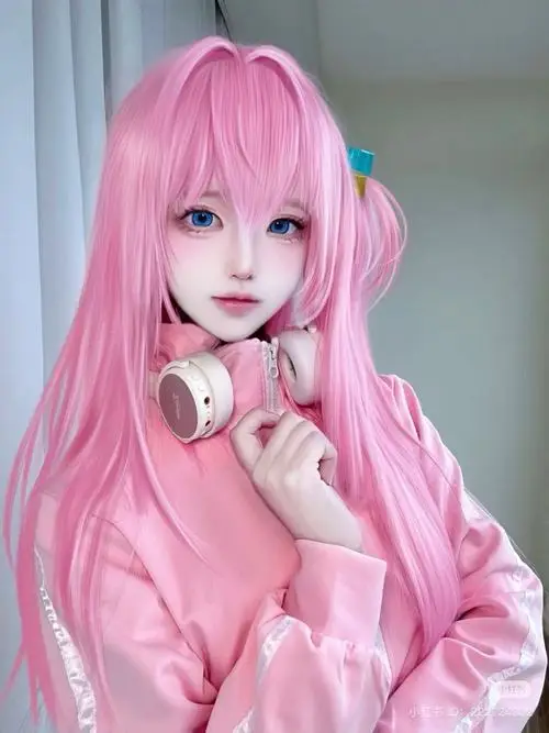 29 Gái xinh tóc hồng dài trong bộ đồ mềm mại nhập vai anime nữ theo hướng đáng yêu và dịu dàng nổi bật