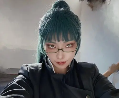 3 Gái xinh cosplay anime nữ đeo kính với tóc xanh búi cao mang thần thái nghiêm và ánh nhìn rất bén