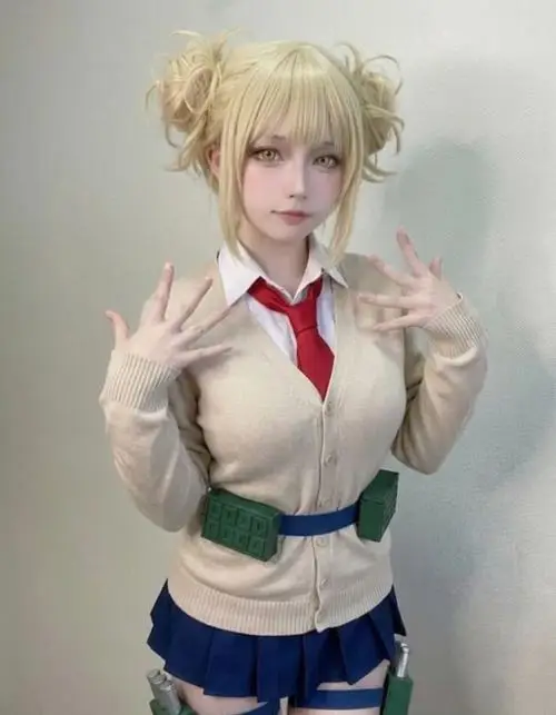 4 Nữ coser hóa thân nhân vật anime nữ tóc vàng buộc gọn mặc đồng phục học đường gợi nét trong trẻo đầy sức sống