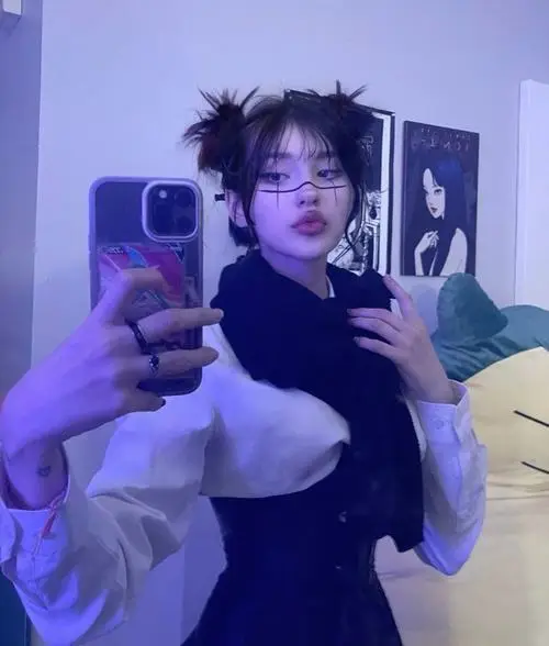 7 Ảnh nữ coser nhân vật anime trong ánh đèn tím mang nét cá tính mạnh cùng dáng chụp gương đầy cuốn hút