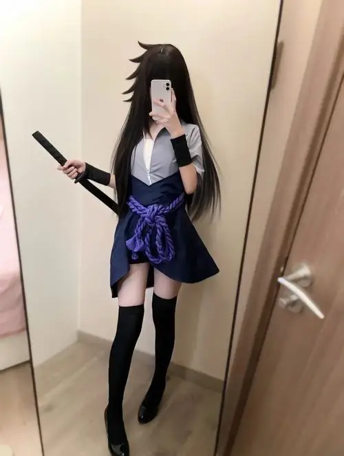 8 Gái xinh hóa thân anime nữ váy đen cầm kiếm đứng trong góc phòng tạo cảm giác chiến binh vừa gọn vừa bén