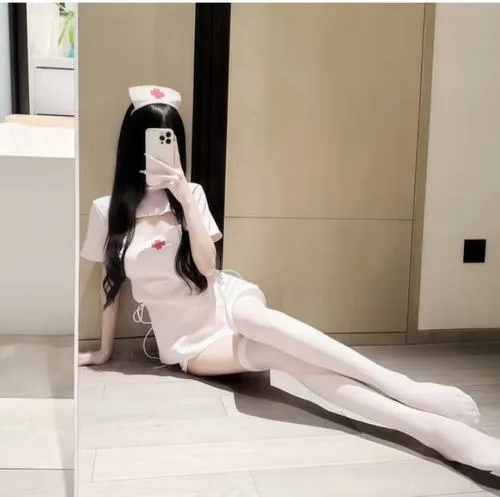 45 Ảnh Gái Xinh Cosplay Nữ Y Tá Sexy với váy trắng ống nghe và thần thái đáng yêu