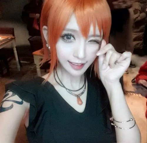 10 Cô nàng hóa thân Nami nháy mắt tinh nghịch với tóc cam rực và khí chất trẻ trung rất hút mắt