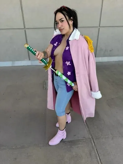 15 Nico Robin bước giữa con phố nắng vàng với mũ rộng vành và phong thái trưởng thành đầy thanh lịch