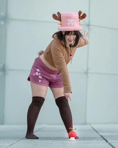 2 Cô gái hóa thân Chopper theo kiểu dễ thương với mũ hồng nổi bật và vóc dáng nhỏ nhắn giữa khung nền sáng