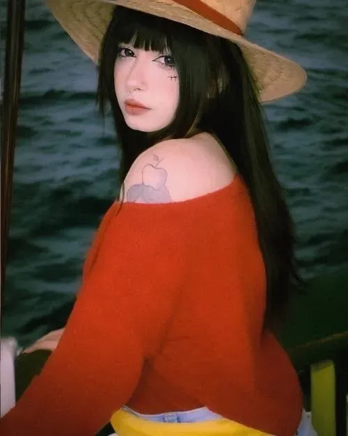 4 Cận cảnh Nami với khăn đầu vàng và ánh mắt sắc nét làm bật lên thần thái cuốn người nhìn