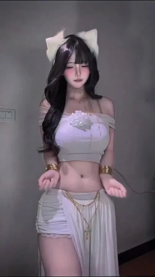 5 Nico Robin hiện lên dịu dàng bên mặt nước với tóc đen suôn dài và bờ vai trần đầy nữ tính