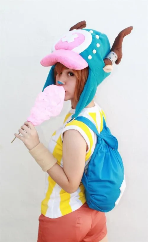 8 Cận cảnh nữ kiếm sĩ tóc xanh trong ảnh gái xinh cosplay One Piece với ánh nhìn mạnh mẽ và sắc lạnh