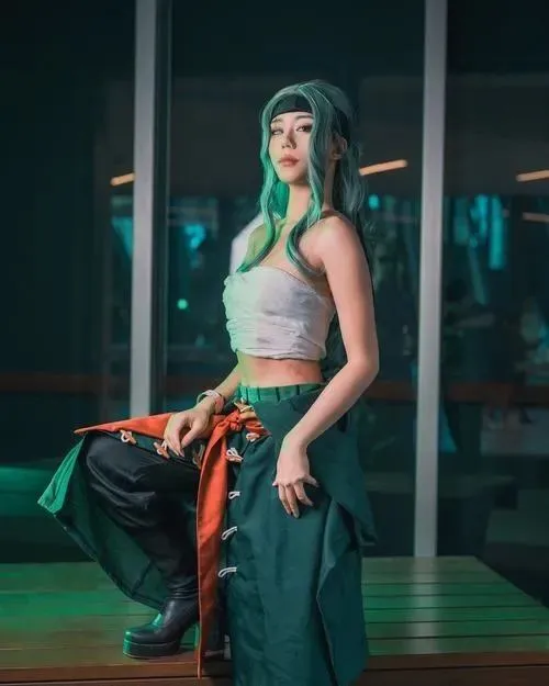 9 Ảnh nữ cosplay One Piece với áo đỏ và mũ rơm mang vẻ mềm mại pha chút mộng mơ rất hợp mắt