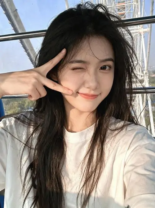 9 Ảnh gái dễ thương cười khi tựa lan can, cảm giác chữa lành lan ra từ biểu cảm nhẹ nhàng và khí chất rất thân thiện