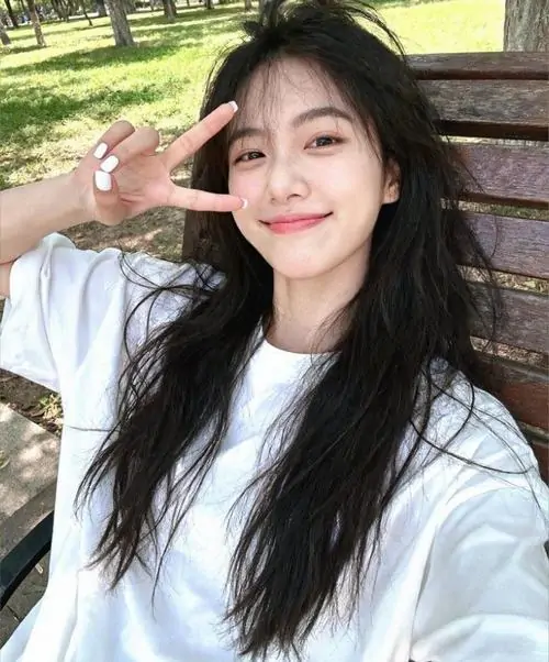 10 Ảnh hot girl cười nhẹ khi chụp cận mặt, khuôn miệng cân đối giúp tổng thể gương mặt thêm phần thanh thoát và nổi bật