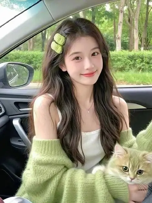 12 Ảnh gái dễ thương cười giữa sân trường, nữ sinh trong khung hình toát ra vẻ trong trẻo khiến người xem khó rời mắt