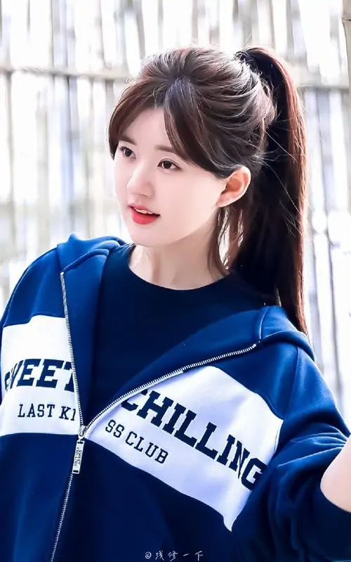 13 Ảnh nữ xinh mỉm cười trên bãi cỏ, người mẫu ảnh mang đến nét chân thật khiến tổng thể bức hình rất dễ gần