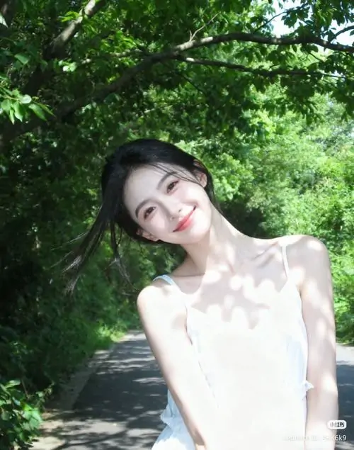 14 Ảnh thiếu nữ rạng rỡ trong bộ váy sáng màu, vẻ đẹp tự nhiên kết hợp mái tóc bay nhẹ tạo nên khung hình đầy thơ