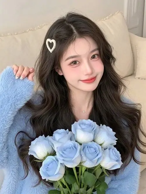 18 Ảnh gái đẹp cười khi ngồi đọc sách, dáng vẻ tự nhiên kết hợp nét dịu dàng làm bức hình trở nên rất có hồn