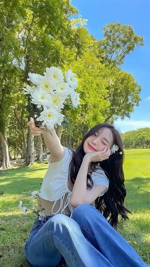 1 Ảnh gái xinh cười với phong cách nữ sinh, sang chảnh và đời thường đẹp tự nhiên