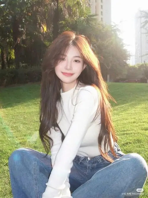 19 Ảnh nữ xinh mỉm cười trong góc chụp gần, khóe môi cong nhẹ làm tổng thể bức hình trở nên mềm mại và dễ nhớ