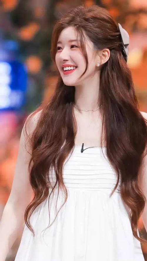 23 Ảnh thiếu nữ rạng rỡ đưa tay che nắng, năng lượng tích cực lan tỏa qua ánh mắt sáng và nụ cười rất chân thành