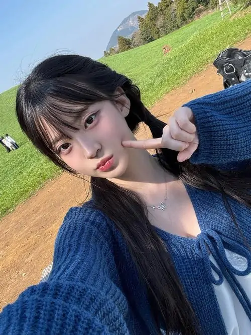 3 Ảnh gái xinh cười quay đầu nhìn lại, cô gái phố mang đến nét tươi sáng rất đời thường mà vẫn đủ sức hút riêng