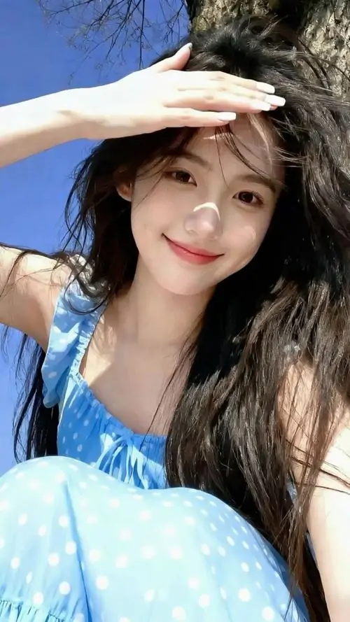 4 Ảnh gái xinh cười nghiêng mặt, làn da sáng và bờ môi mềm giúp tổng thể trở nên dịu dàng mà vẫn rất nổi bật