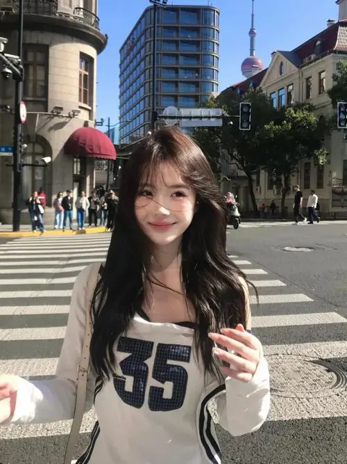 5 Ảnh gái đẹp cười dưới nắng chiều, thần thái cuốn hút hòa cùng cử chỉ tự nhiên khiến bức ảnh mềm mại và đầy cảm xúc