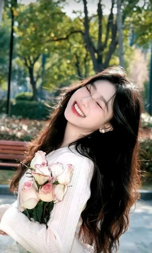 6 Ảnh gái đẹp cười bên hàng cây, nụ cười tỏa nắng làm gương mặt bừng sáng theo cách rất tự nhiên và dễ tạo thiện cảm