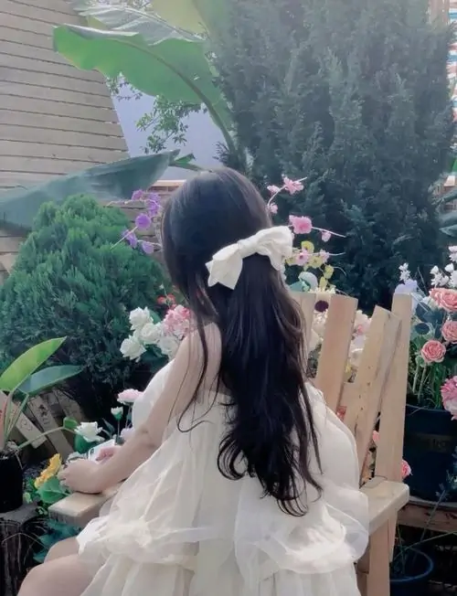 34 Hình gái xinh cute che mặt: Mái tóc đẹp, bàn tay thon và phong cách tinh tế