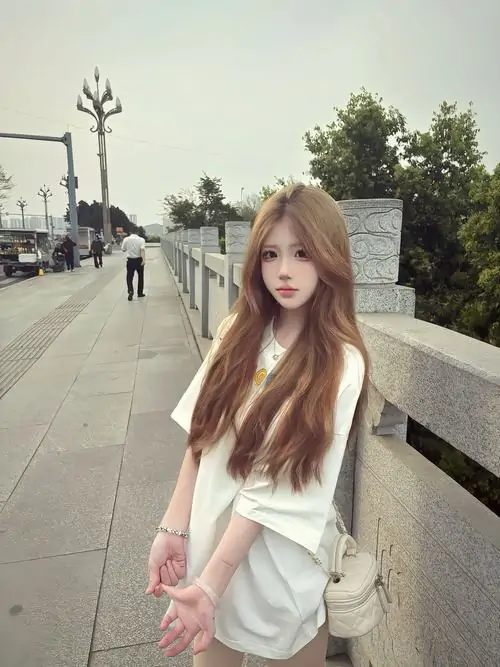 30 Trên con đường vắng cô gái váy trắng nhắn gợi ảnh nàng thơ trẻ trung với bước chân nhẹ và tóc dài