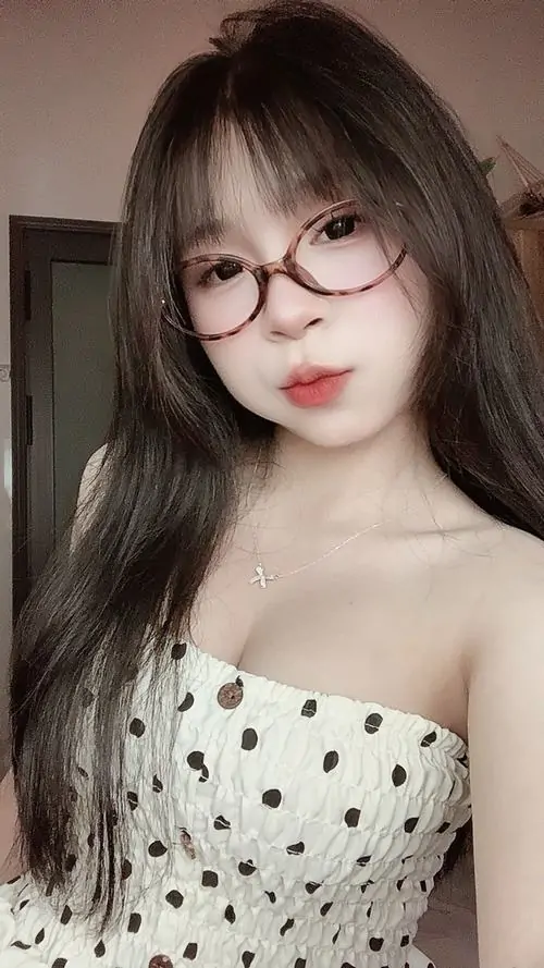 9 Chân dung cô gái đeo kính gọng tròn trong váy chấm bi gợi ảnh chân dung ngọt ngào cùng môi chúm xinh