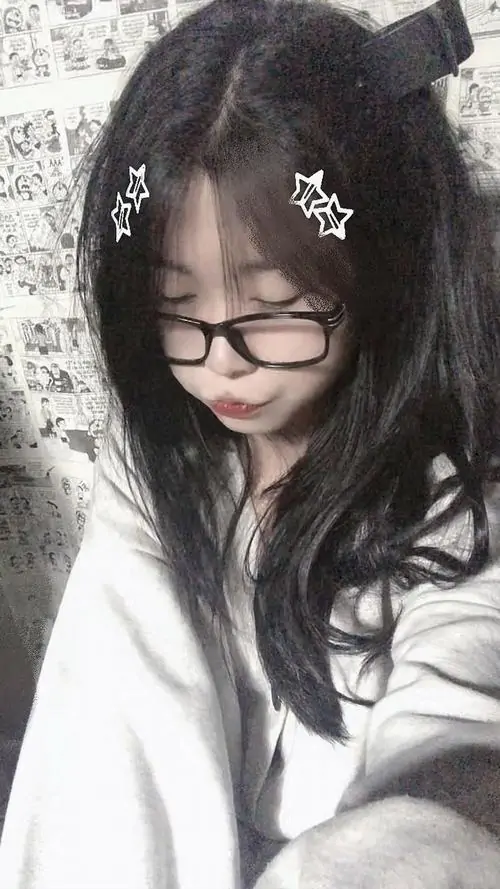 10 Tóc rối nhẹ cùng kính đen làm khung hình đen trắng thanh khiết khi cô gái cúi đầu chạm vào tóc dài