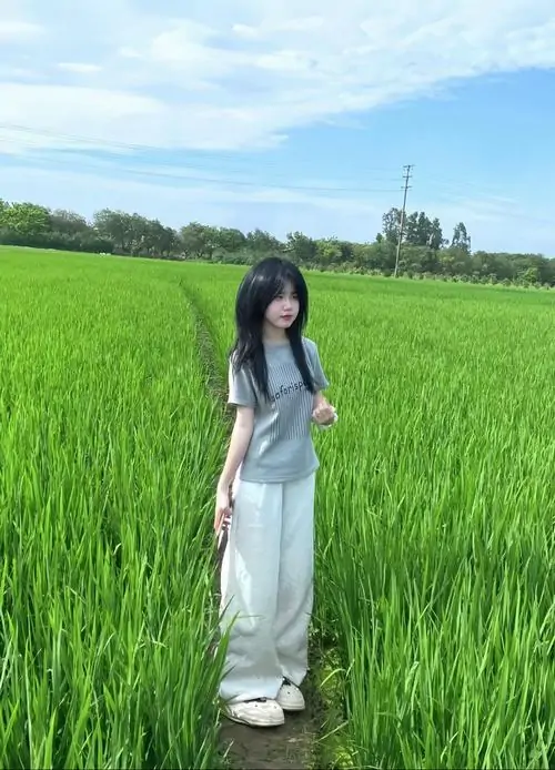 12 Giữa cánh đồng xanh cô gái nhỏ nhắn hiện lên gần gũi như ảnh bạn gái nhà bên trong bộ đồ màu nhạt