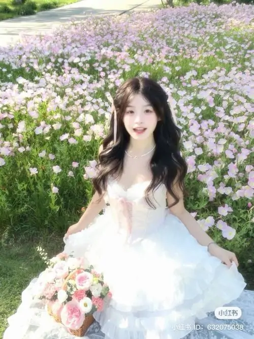 13 Váy trắng bồng bềnh giữa vườn hoa giúp cô gái trông tươi tắn hơn với mái tóc dài và nụ cười hiền