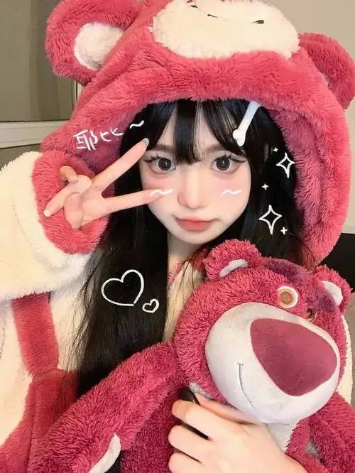 15 Mũ gấu đỏ và gấu bông ôm sát người khiến khung ảnh rất xinh cô gái tạo dáng tay đáng yêu