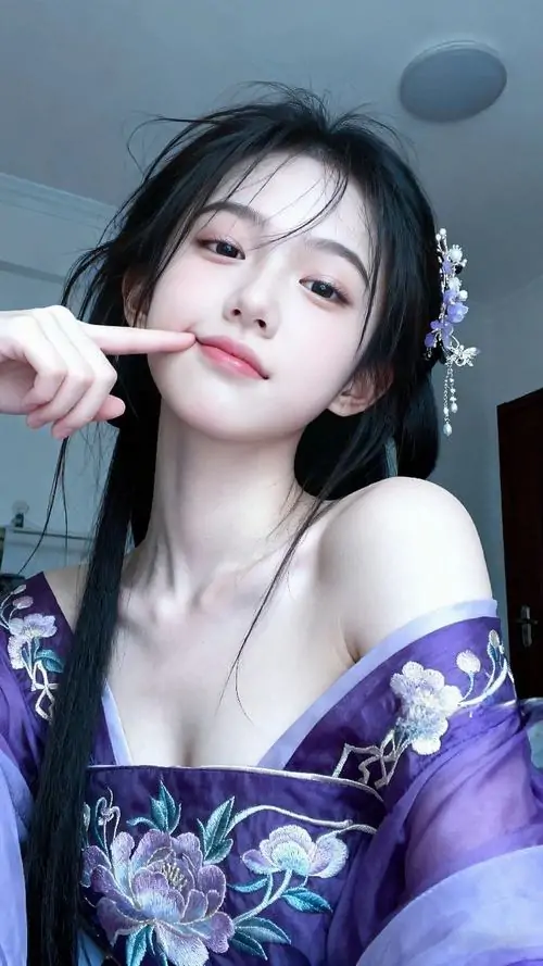 17 Bộ đồ tím trễ vai và ánh đèn phòng làm cô gái có biểu cảm đốn tim cùng khí chất mềm cuốn