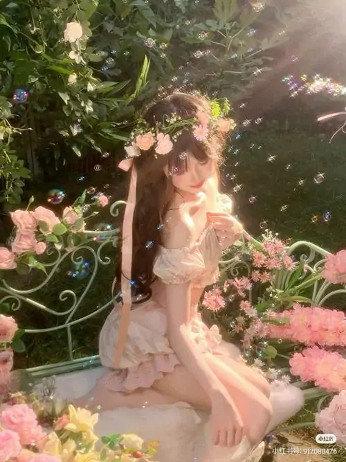 19 Khung hình phủ nắng và hoa hồng khiến cô gái trong váy nude toát năng lượng tích cực qua dáng mơ màng