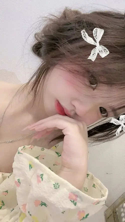 21 Cô gái áp má bên cánh tay với phụ kiện tinh nghịch trên tóc làm gương mặt bầu bĩnh thêm mềm mại