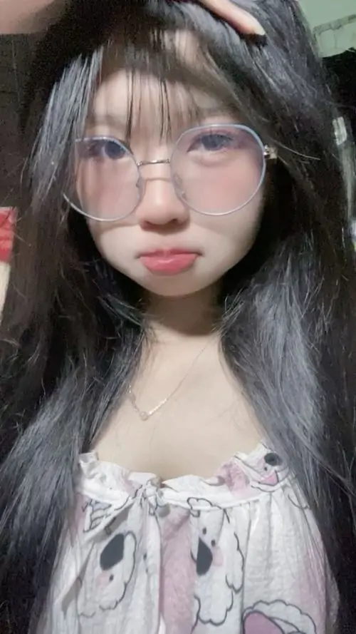 23 Gương mặt sau kính trong veo gợi ảnh gái xinh trong sáng với ánh nhìn mềm và mái tóc rũ quanh vai