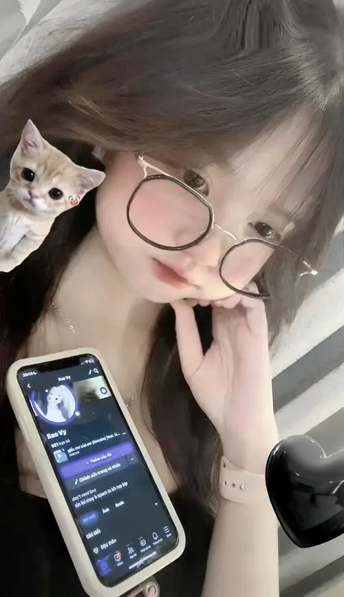 28 Cô gái tựa má bên cửa xe và điện thoại màn hình tạo ảnh chân dung ngọt ngào với tóc xám mềm