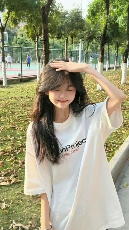 2 Thiếu nữ che nắng bên hàng cây mang thần thái trong sáng với áo rộng và ánh nhìn trong veo rất dịu