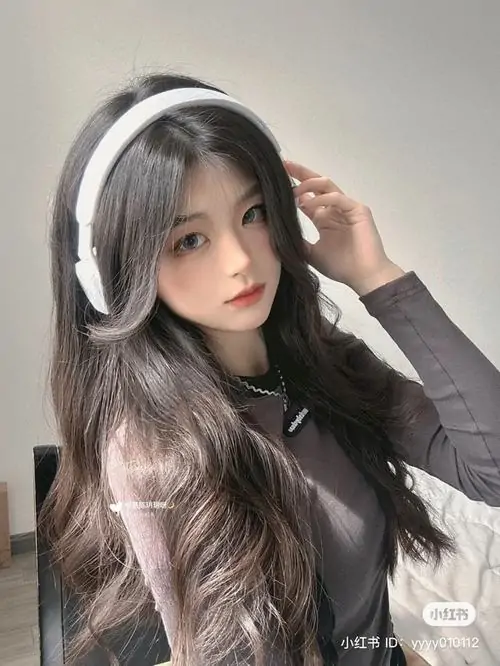 29 Tai nghe trắng ôm gọn mái tóc dài giúp cô gái nổi bật với làn da sáng mịn và ánh nhìn dịu