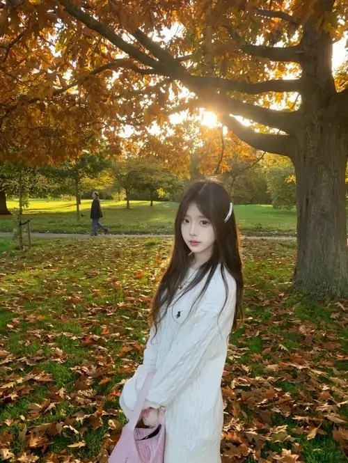 3 Dưới tán lá mùa thu cô gái đứng nghiêng nhẹ mang chất ngọt ngào rất riêng giữa khung cảnh yên bình