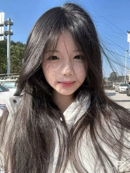 5 Khung ảnh selfie ngoài trời nổi bật với đôi mắt to tròn mái tóc bay nhẹ và vẻ đẹp không phô trương