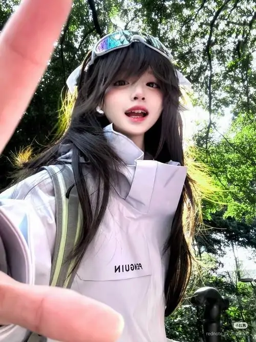 6 Cô gái đội mũ giữa nắng cây xanh khoe áo hoodie rộng cùng biểu cảm dễ mến làm ảnh thêm nhí nhảnh