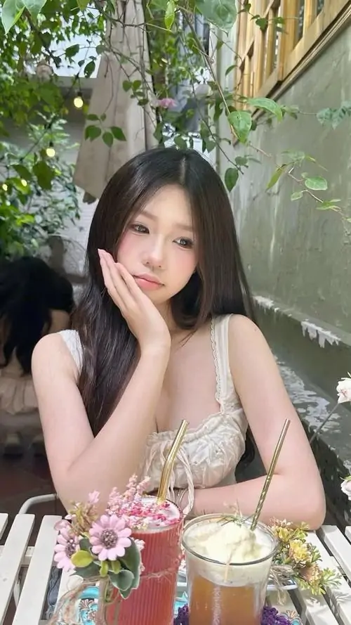 7 Ngồi ở tiệm cà phê cô gái nâng má bên ly nước nhỏ xinh toát ra cảm giác chữa lành dịu dàng