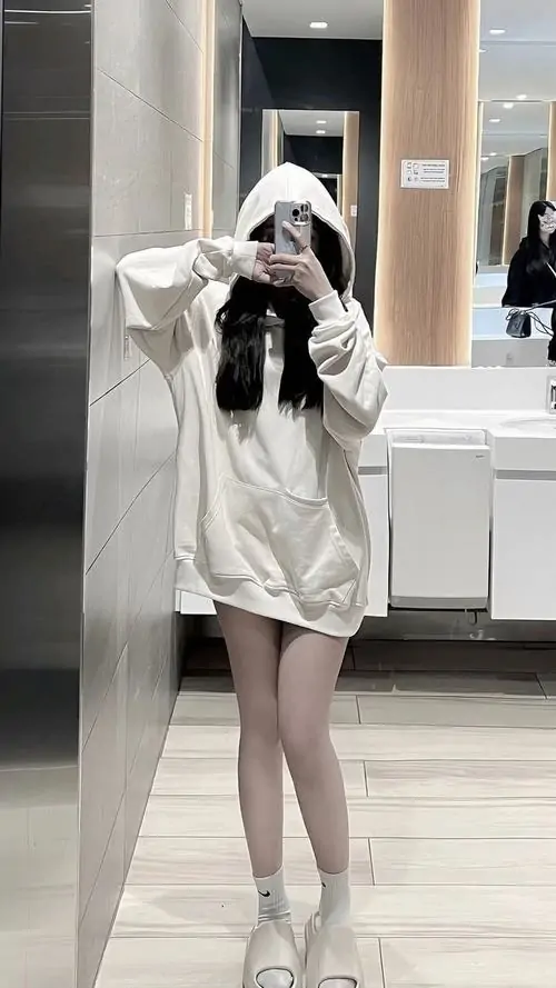 30 Cô gái giấu mặt trong gương nhà tắm với đồ trắng rộng giữ vẻ kín đáo và tự nhiên khi lên ảnh