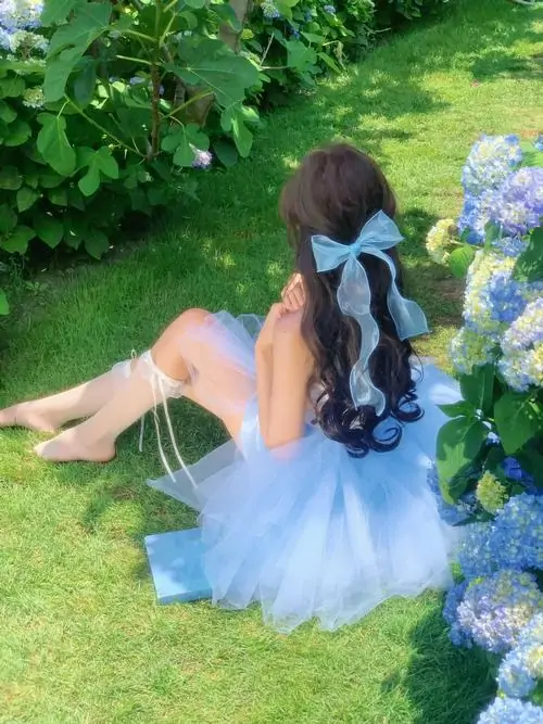 10 Ảnh gái xinh chụp che mặt với váy xanh ngồi trên cỏ quay lưng mềm mại như một chiều rất thơ mộng