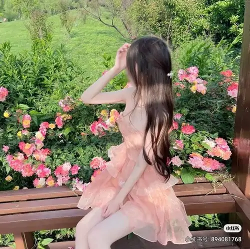 13 Cô gái bên ghế hoa hồng với váy hồng mỏng giúp mái tóc bồng bềnh trở thành điểm sáng dịu dàng