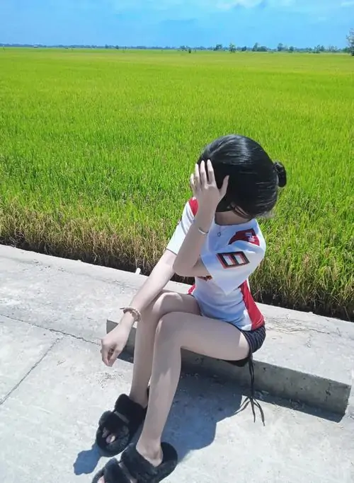 16 Cô gái ngồi ven ruộng xanh dùng tay che khéo khiến gương mặt nhỏ nhắn và đáng yêu hơn